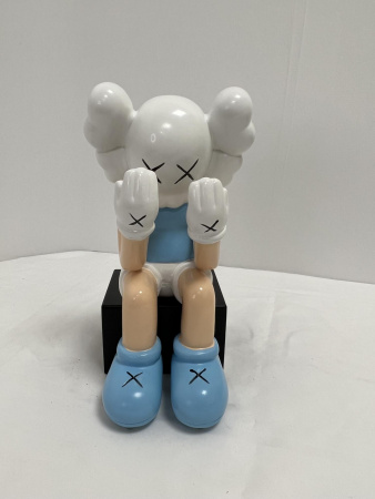 Статуэтка серия "KAWS Sitting Clown", голубая